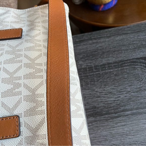 NEW! Michael Kors Hamilton Ivory Monogram Padlock Logo Satchel - Picture 9 of 13